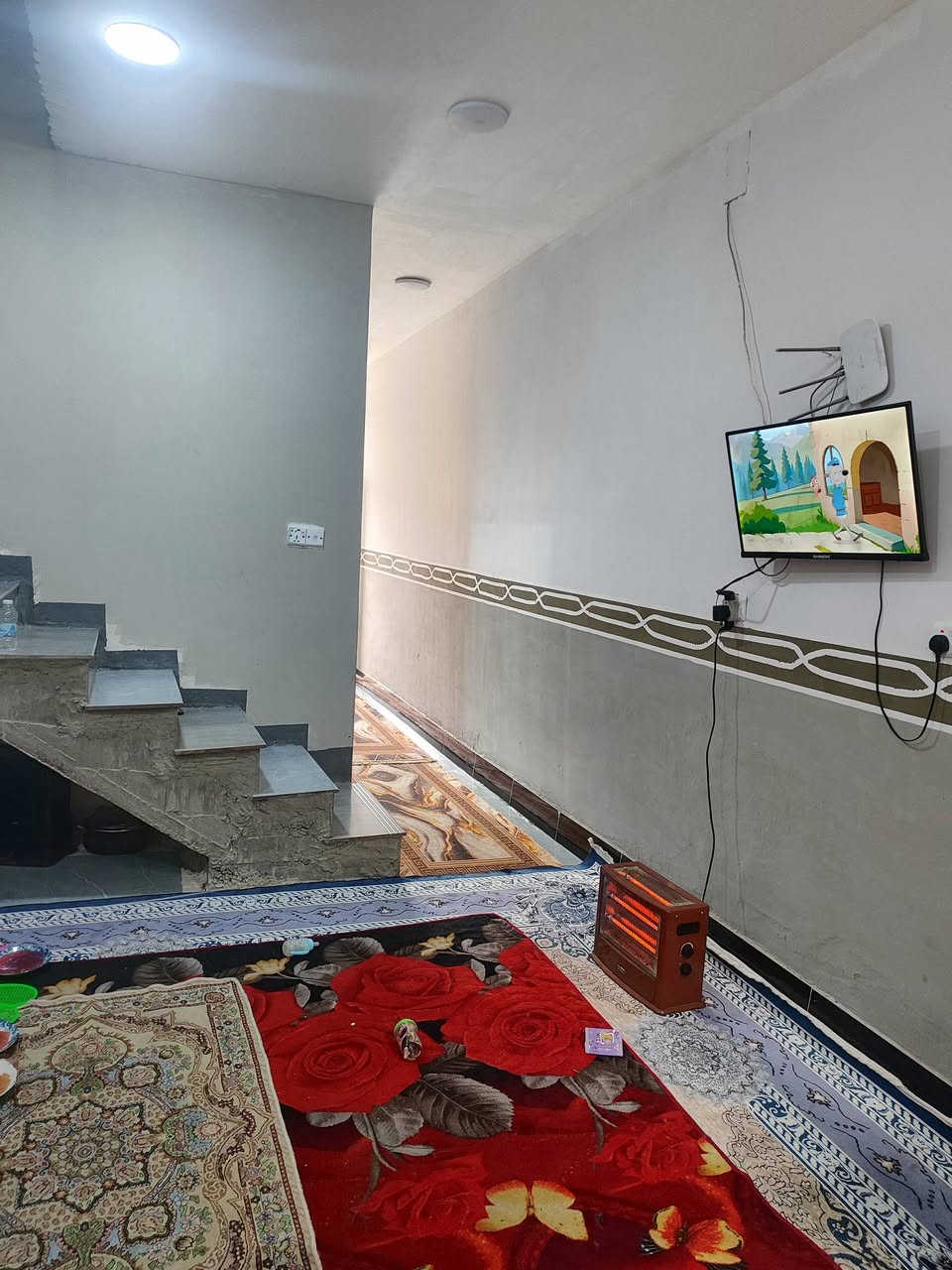 السلام عليكم بيت مساحة 100م واجهة 5 نزال 20 يحتوي على استقبال وممر داخلي وصالة مفتوحة وغرفة نوم مع حمام سويت داخلي بناء حديث وطابوك الاساس رفت مقابل البانزيخانة قريب على شارع على البزل ماء كهرباء ومجاري للاستفسار 
*********** بيه واتساب 
نوع السند 25 بيه إقرار محكمة
