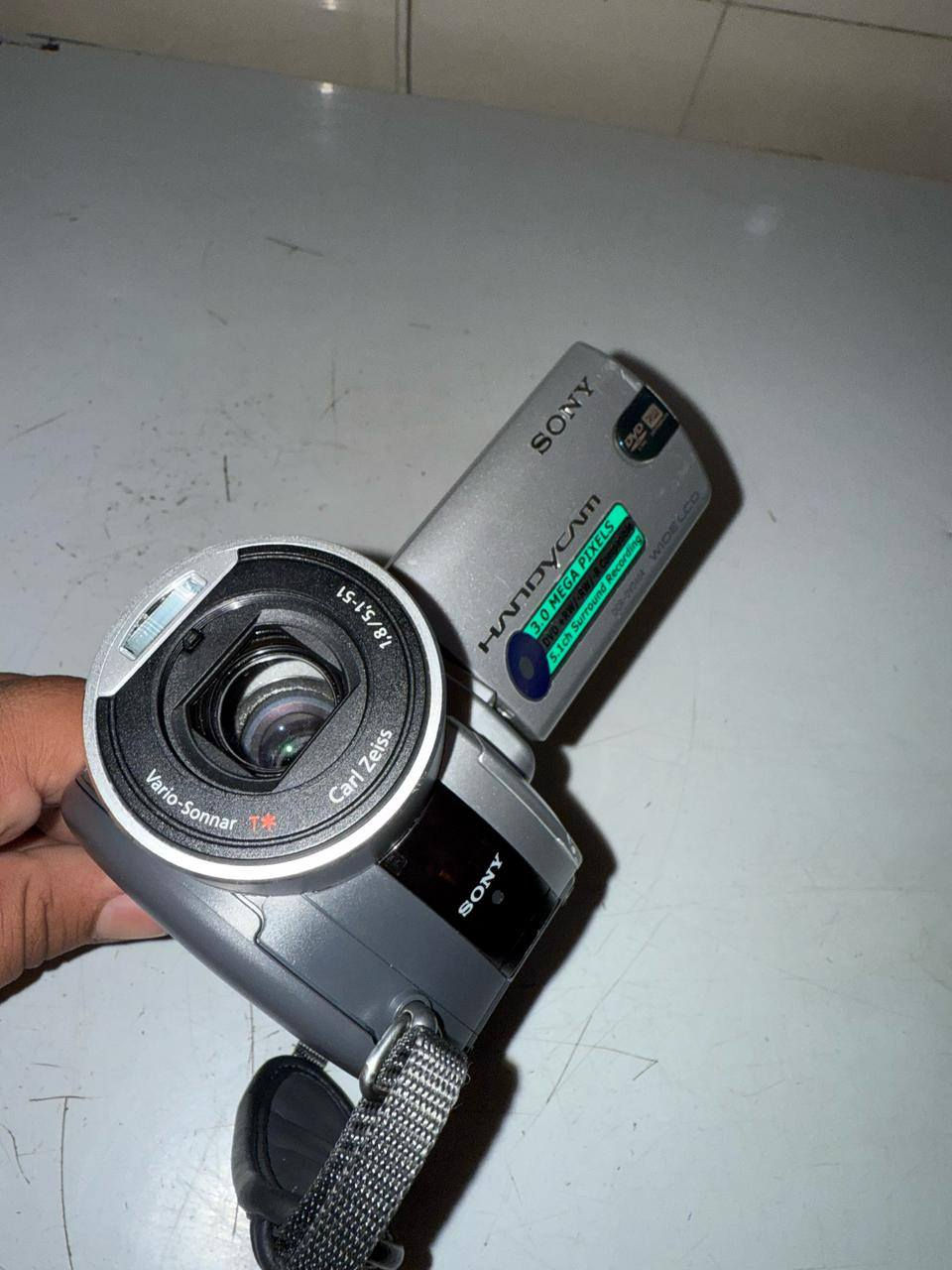 السلام عليكم عندي هاي الكامره للبيع جديده مامستخدمه نهائيا للإستفسار الإتصال على الرقم ***********
