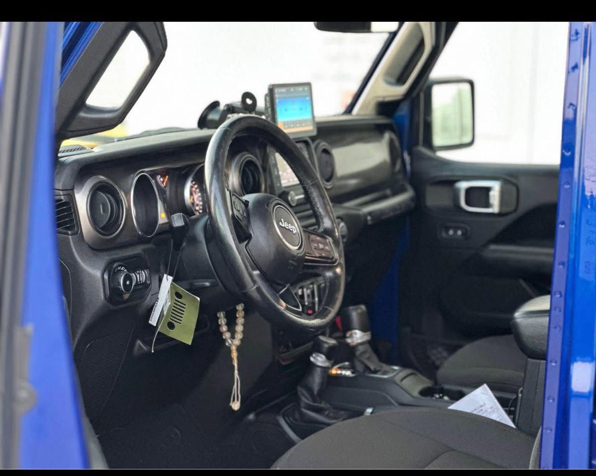 السلام عليكم ورحمة الله وبركاته 
جيب رانجلر ان لمتدد سبورت للبيع 
موديل ٢٠٢٠ ٦سلندر المرغوب 
السياره جديده كلش بدون حادث بدون صبغ بدون تبديل 
مكاني بغداد 
السعر ٢٦٥$ وبيها شي بسيط
للاستفسار ***********
