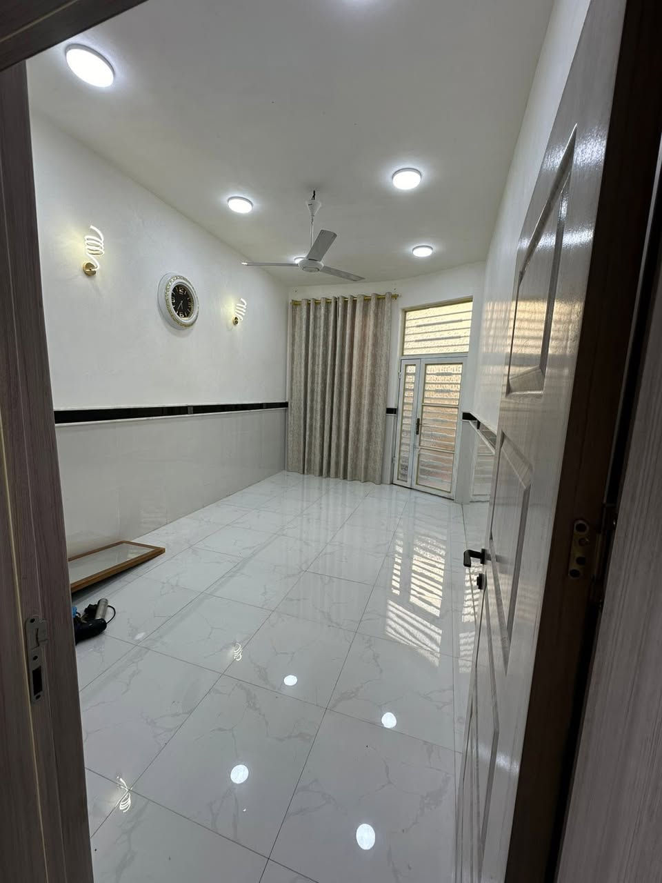 سلام عليكم عقار للبيع كربلاء حي العباس ع الحولي سند 25 اقرار محكمه 100 متر طابق ونص يحتوي ع طارمه استقبال مطبخ  صاله غرفه بطابق لاول وطابق ثاني غرفه ع واجهه البيت مع صحيات السعر 175 ومع المجال الاستفسار ***********
