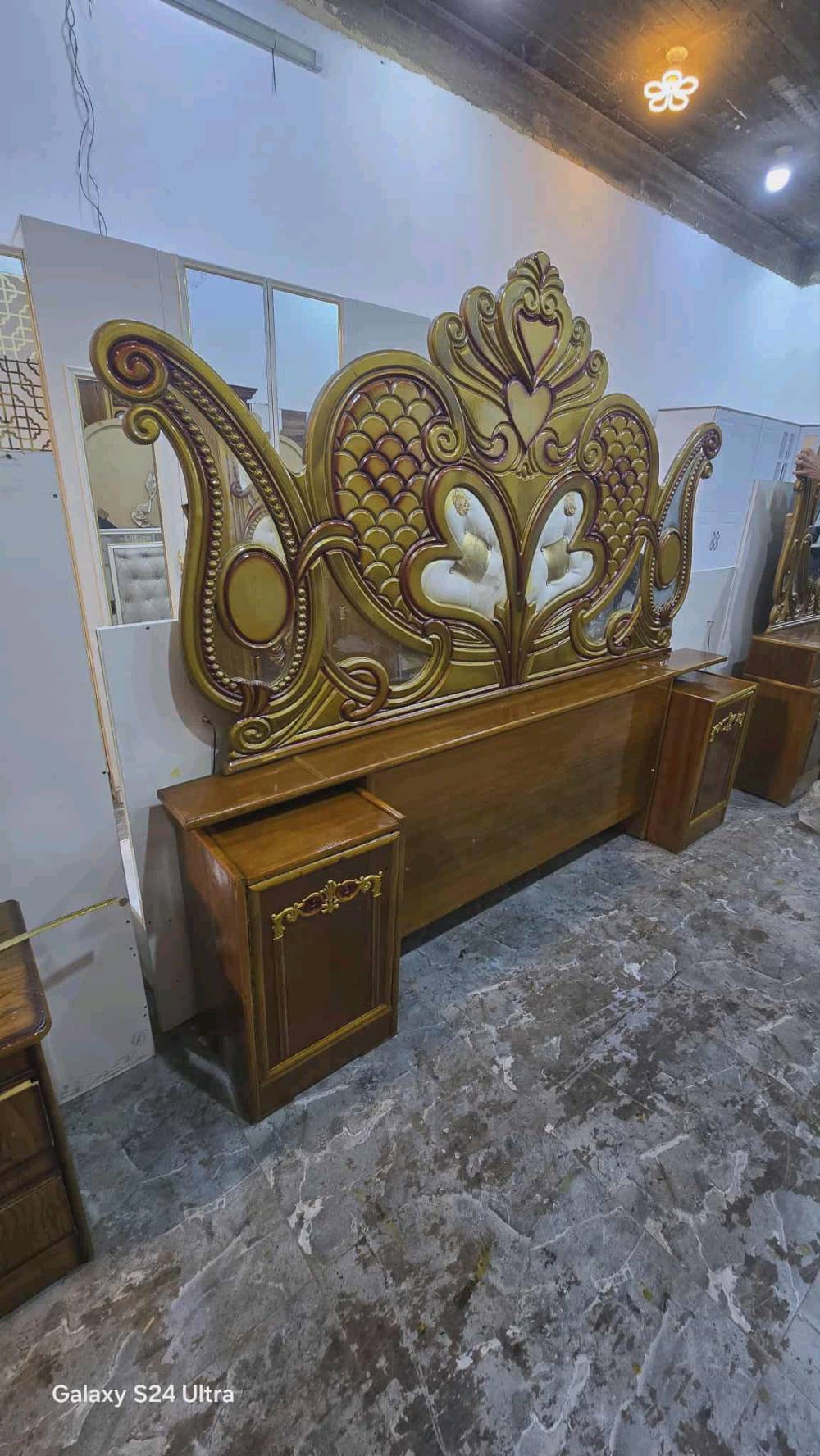 غرفة نوم فاخرة ومميزة تتضمن خزانة كبيرة مع تفاصيل زخرفية مذهلة ومرايا أنيقة. تصاميمها مستوحاة من الفن الكلاسيكي مما يضفي جمالية وجو راقي على الغرفة. الخشب ذات جودة عالية وبألوان دافئة تضيف رونق وجو من الدفء والراحة إلى أي غرفة نوم.