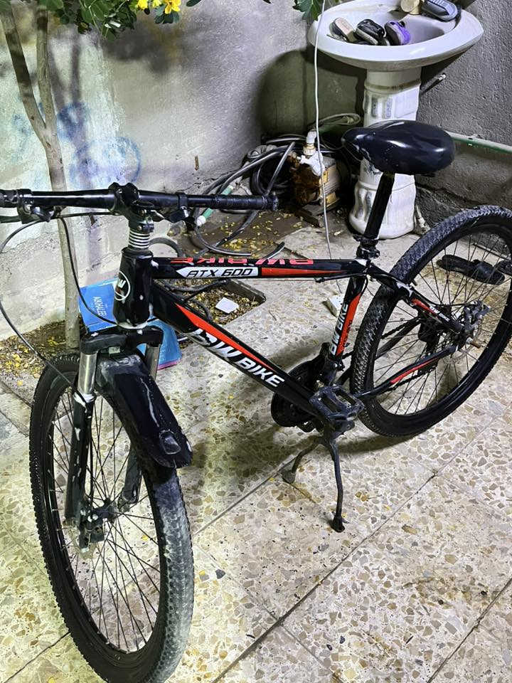 السلام عليكم   بايسكل جبلي  للبيع  كلشي شغال  بي بس بدلات عطلانه يرادله وايرات  سعره 100 الف مكاني البصره الزبير رقمي ***********
