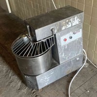 أغراض مطعم للبيع  عجانه ايطاليه ١٠ كيلو  سعرها ٤٥٠ ألف  عارضه تبريد تر...