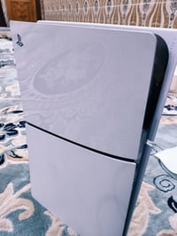 بلي ستيشن 5 سلم نضيف جدا كامل ملحقاته وياه كارتونته الداخله الجيس بعده...