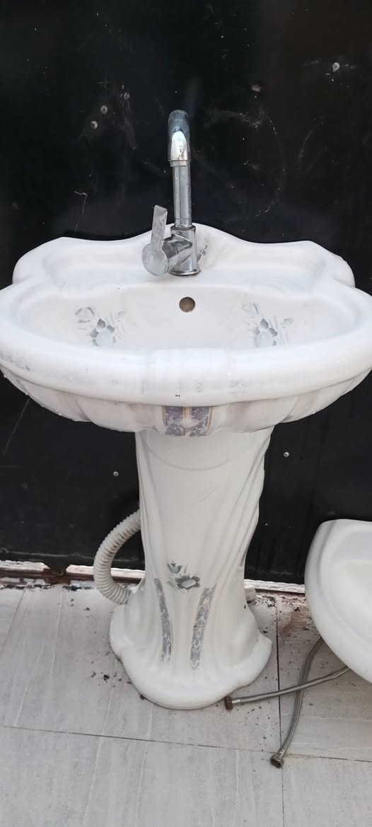 مغسله كبيره ب25 وصغيربدون رجل ب10نراكيل ب20الشراي يتصل ***********
