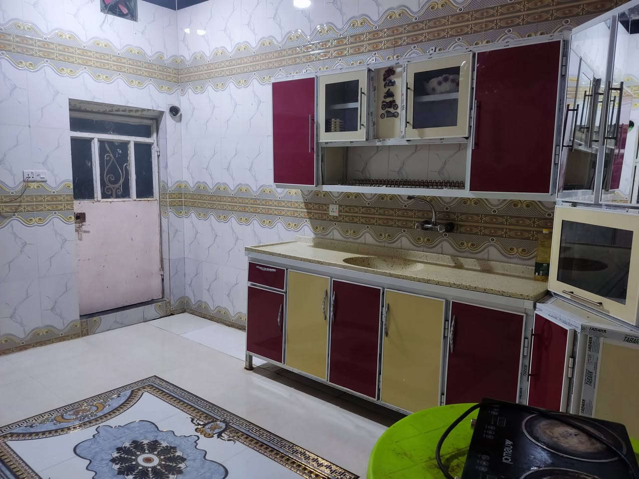 بيت للبيع زراعي المساحه 275 في حي العسكري على. سايدين البيت موقعه ركن مقابيل الحديقه
غرفتين6*5
ديوانيه 8 متر
صالتين
مطبخ
صحيات 
ساحه ترك خلف البيت
الاستفسار الإتصال ***********
 مستعدون لبيع وشراء البيوت والقطع الأراضي
