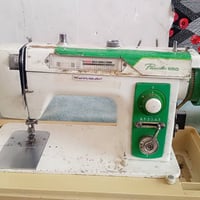 برذر • مكينة خياطة • نظيفه وشغاله