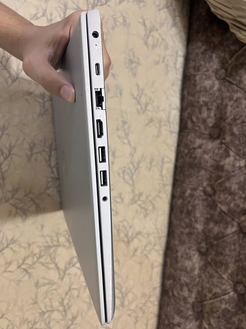 فقط بيع لايوجد مراوس 

لابتوب HP ProBook 455 G7

المعالج: AMD Ryzen 3 4300U (بسرعة تتروح تصل إلى 2.70 GHz) - أداء ممتاز واستهلاك ذكي للطاقة.
• الذاكرة العشوائية (RAM): 8 GB DDR4 (بسرعة 2667 MT/s).
• الهارد (التخزين): SSD بمساحة 238 GB (سريع جداً في الإقلاع وفتح البرامج).
• كارت الشاشة: AMD Radeon(TM) Graphics (مدمج بسعة 496 MB).
• النظام: Windows 11 (معمارية 64 bit )
السعر 225 وبيه مجال بسيط 
جماعه ال 200 وجوا لاتشوفني وجهك 
العنوان موصل توصيل ماعندي


**إذا كنت صاحب هذا الإعلان وتريد حذفه لأي سبب، رجاءا أرسل رسالة إلى الدعم الفني**