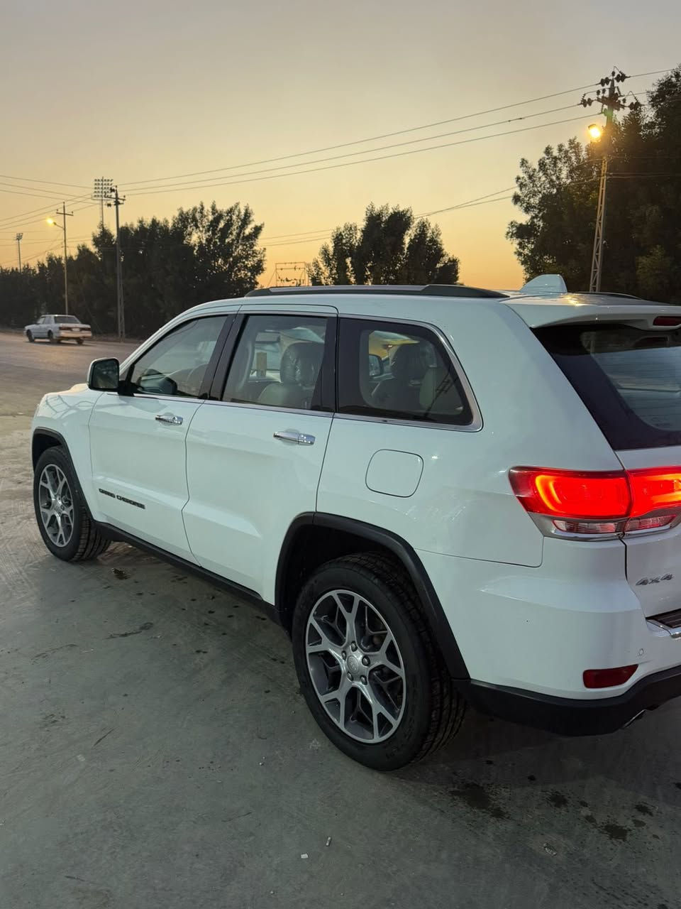 للبيع 
جيب 2019 خليجي لمتدد بلاص 
فول مواصفات  
ثلاث شاشات 
بانوراما 
تدفئة تبريد كشنات
رقم بغداد 
السيارة نظيفة مكفولة كفالة عامة
ما عدا بارد بسيط
ماشية 80  
سعرها 275$ 
للاتصال ***********
