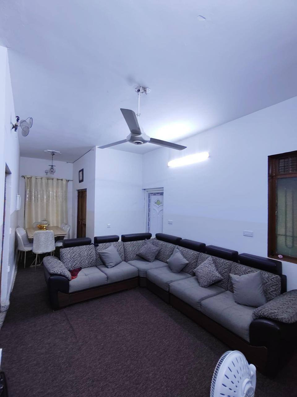 🏠🔥 للبيع داران مميزان في حي البكر – موقع استراتيجي 🔥🏠
فرصة ذهبية لمن يبحث عن السكن الهادئ أو الاستثمار المضمون 💯
📍 الموقع: حي البكر – قرب مدرسة الأرقم وقريب من الشارع العام
📐 المساحة الكلية: 640 متر
▪️ كل دار: 320 متر
▪️ واجهة الدارين: 20 متر
▪️ واجهة كل دار: 10 متر
🏡 تفاصيل كل دار:
غرفتين نوم
هول عائلي
استقبال أنيق
مطبخ
صحيات
حديقة واسعة 🌳
كراج واسع 🚗
✨ المميزات:
✔ موقع حيوي وقريب من جميع الخدمات
✔ مناسب للسكن العائلي أو الاستثمار
✔ تحديث حديث لكل دار
✔ كل دار طابق واحد
✔ سند طابو رسمي
💰 السعر: يُذكر على الخاص
📞 للاستفسار:
***********
***********
📍 العنوان: مكتب تاج الملوك – حي البكر، سايدين الكنيسة، مقابل أزياء الأصدقاء
📢 عندك عقار للبيع أو للإيجار؟
تواصل ويانه ونخدمك بأفضل طريقة 👍
