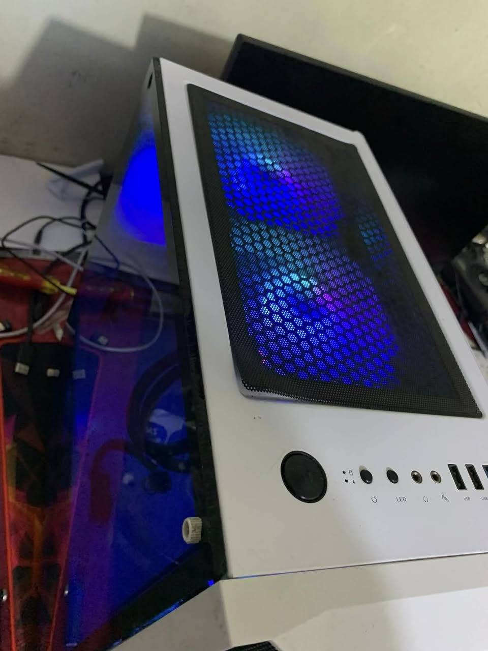 تجميعه حاسبه خرافيه للالعاب والمونتاج باداء خرافي وقطع براندات
CPU:- R7 2700X
GPU:- asus tuf 1660 super OC
Ram:- ddr4 3600 2x8 16 GB cl18 Tforce
POWER SUPPLY:- ROCKET 750 WATT
Cooler:- BYKSKI 240 MM 2 FAN ARGB
CASE WITH 5 FAN ARGB WHITE WITH HUP AND CONTROL
STORAGE:- SSD LEXAR 128 GB
MOTHER BORD :- MSI B450M A Pro MAX 2

كل هاي التجميعه ب ٦٧٥ الف تشغل الي يعجبك باداء حلو ومرتب وعندي كراتين نص قطع التجميعه 
 
مكاني بغداد الدوره حي المعلمين حياكم


**إذا كنت صاحب هذا الإعلان وتريد حذفه لأي سبب، رجاءا أرسل رسالة إلى الدعم الفني**