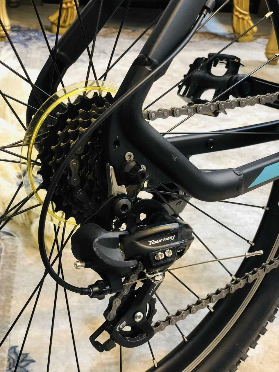 السلام عليكم..
للبيع بايسكل FLASH ULTRA V16 بحالة الوكالة (جديد تماماً). البايسكل اشتريته قبل 3 أيام فقط واستخدامه جداً بسيط، يعني بعده بجماليته وكوالتي الجديد تماماً. 
اللون : 
اسود طافي مطعّم بأزرق وأخضر 
المواصفات: 
 • الموديل: FLASH V16 (الأصلي).
 • الحجم: 27.5.
 • الحالة: بحالة الزيرو (مستعمل 3 أيام فقط)، لا شخط ولا نقص، والتايرات لسه بشعراتها.
 • نظام البريك: V-Brake (المخدات) سريع الاستجابة.
 • گير السرعات: 21 سرعة (3 تروس أمامية و 7 تروس خلفية)، نظام تحويل السرعات سلس وممتاز.
 • الهيكل: ألمنيوم خفيف وتصميم عصري. 
 • السعر: 225,000 دينار عراقي 
 • الموقع: بغداد - التاجيات.
 • للتواصل: [***********] موجود واتساب
