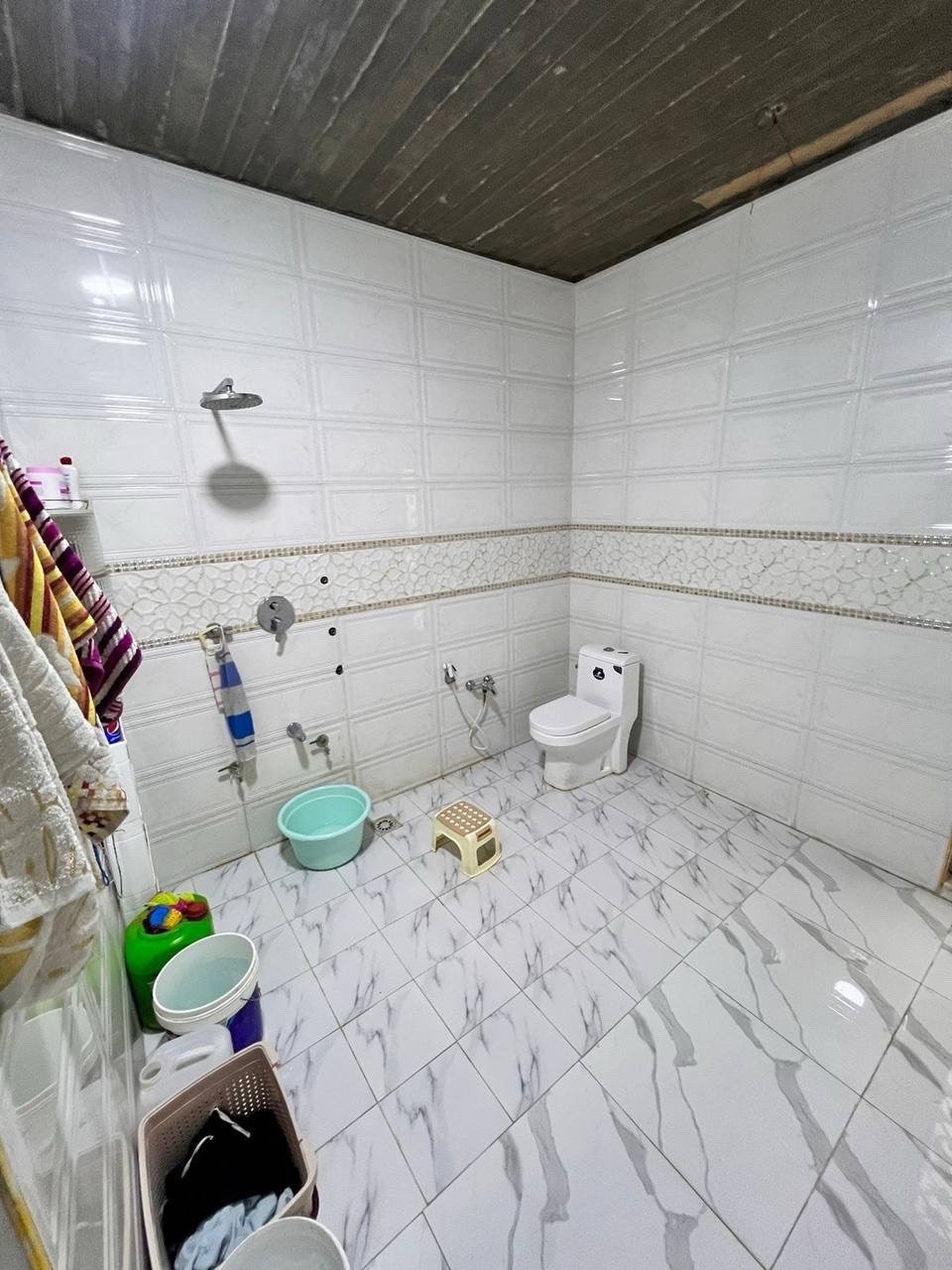 دونم مع بيتين في التنومه نهر حسن شارع الدواجن 
يحتوي البيت الاول (الكبير)
بناء طابوق الطيب درجه اولى والكونكريت تسليح حديد اوكراني 
الطابق الارضي  
١-مساحه البناء ٢٠٠م 
٢-ديوان ١٠*٥ مع جبس بورد 
٣-هول ٦*٧مع جبس بورد 
٤-مطبخ ٥*٦ مع جبس بورد 
٥-غرفه نوم سويت ٥*٥
٦-غرفه نوم ٥*٤
٧-درج مجنح (ملكي)
٨-حمام 
الطابق الاول 
جميع الغرف مع الصاله والبيتونه جبس بورد 
١-غرفه نوم سويت ٩،٢٥*٤،٥ عدد ٢
٢-غرفه نوم ٤،٥*٤،٥
٣-غرفه نوم ٥*٤ عدد ٢
٤-هول ٦*٧
٥-درج دائري 
٦-يفصل اليبتين منور ١،٥*٤
٧-حمام 
يحتوي البيت الثاني 
١-مساحه البناء ١٧٠م
٢-استقبال ٤*٥
٢-هول ٤*٥
٣-غرفه نوم سويت ٩*٥
٤-موزع مع مطبخ داخل الموزع 
٥- درج دائري 
٦- بيتونه+مخزن +سطح مفصول عن البيت الكبير 
٧-حمام 
الحديقه  مساحه الحديقه ٢١٠٠م 
١-نخل برحي عدد ٢
٢-نخل بريم عدد ٢
٣-نخل خصب عدد٢
٤-نخل خضراوي عدد ١ 
٥-سدر (نبگ) عدد ٤ 
٦-مخزن ٤*٦
٧-مجموعه صحيه خارجيه حمام + تواليت 
٨- سقيفه كي سبان 
٩-سقيفة سطح البيت

استفسار: ***********
