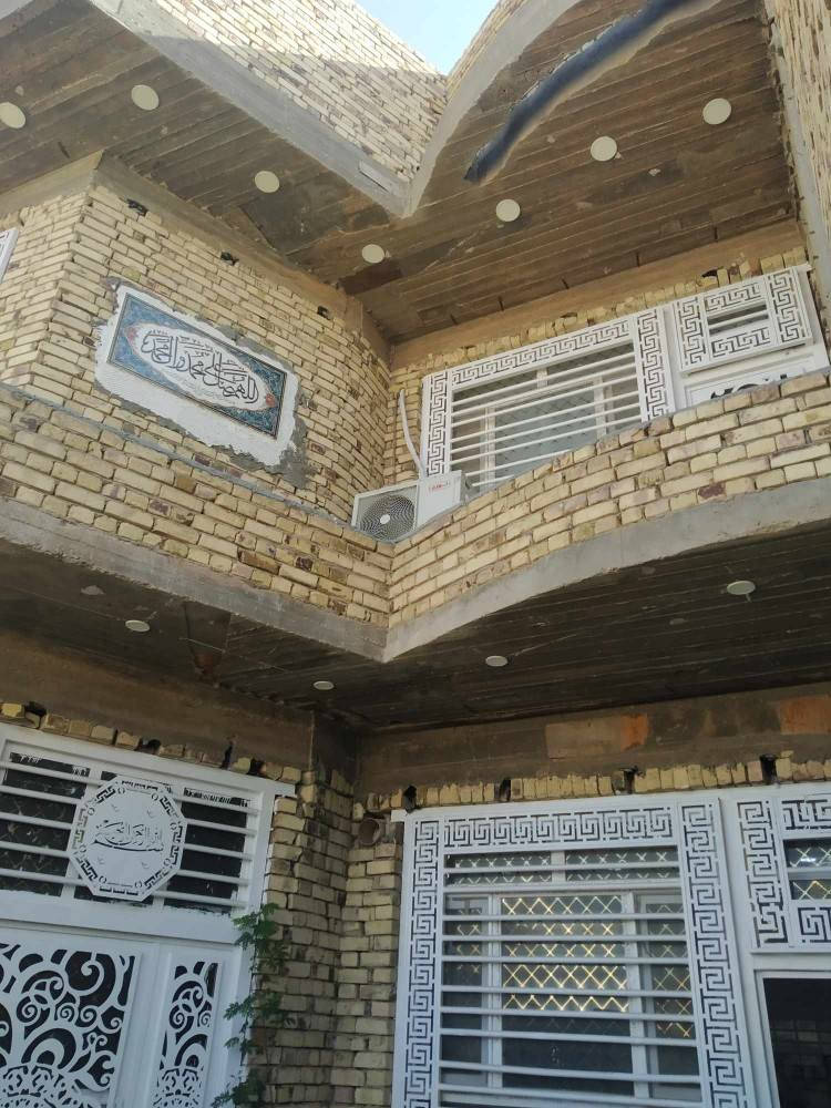 دار للبيع موقع مميز  الديوانيه  🌹الاسكان🌹 حي الزهراء🌹 قرب مكتب سيراميك سيد علي الزاملي🌹المجسر الجديد • الشارع الرئيسي الرابط بين الزيتون والزهراء على جهة اليسار بالبدايه قريب على المعهد 
مساحه 150متر واجهه 7,5 كونكريت مسلح ثلاث طوابق 
الطابق الاول. غرفة نوم نضام سويت ومنزع وصحيات صاله كبيره مطبخ مناور براني كراج سياره صحيات خارجيه مجهز بمنظومه تحت الارض لمعالجة الافات
الطابق الثاني. غرفتين نوم صاله كبيره صحيات 
الطابق الثالث. صاله كبيره تصلح غرفه + سطحين 
بناء جديد وحديث.   منظومه كامله تحت الارض كل جهات الدار للحمايه من الحشرات والديدان 
الاستفسار. الاتصال عل الرقم *********** 
او مراسله عل الواتساب
علما ان العقار مطلوب ٣٨ مليون للمصرف الرافدين تسديد كل شهر 290 الف
