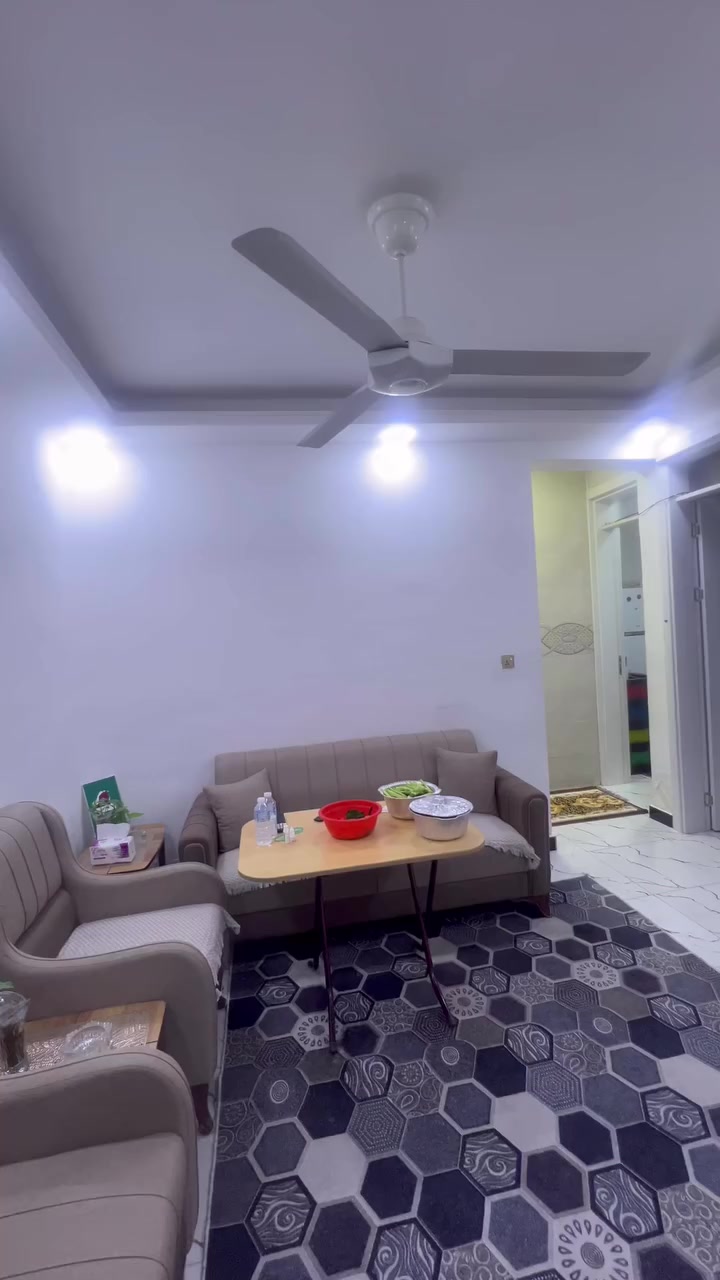 شقة 90 متر استثماري بدخل 600 ألف بالشهر للبيع في الأعظمية – شارع عمر قرب مثلجات أفراح الأعظمية ضمن مربع ذهبي مميز، تتكون من غرفتي نوم كبيرتين وحمام واحد وهول واسع ومطبخ ومنور عدد 1 وتقع في الطابق الثالث، العمارة نظيفة جداً وهادئة والمصعد يعمل بنظام كارت ويوجد موظف نظافة دائم وتحتوي العمارة على بابين لفرعين، كما يتوفر كراج تحت الأرض لحماية السيارة من ظروف الجو يبعد أمتار قليلة عن العمارة، وجميع الخدمات قريبة جداً مثل المحلات التجارية والصيدلية والمدرسة والأسواق والمضمد والمخضر والمسجد والمدرس الخصوصي ومحلات الألبان والأجبان والسوق الشعبي، فرصة ممتازة للاستثمار أو السكن، وللاستفسار الاتصال على ***********.
