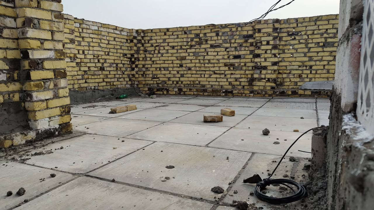 اعاده نشر اسلام عليكم بيت للبيع جديد جديد بناء 2026 بحي ابو سكينه البيت يتكون من
براني بي باب خارجي وباب داخلي 
غرفه واحده 
وصاله 
ومطبخ 
صحيات مشتركه 
طارمه 2 + 3 
تشاريف 
اشتايكر درجه اولى 
البيت بل كامل بورسلاين اصلي 
المساحه 80 متر 
السعر والستفسار اكثر اتصل ***********
او مراسلت الصفحة
