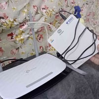 للبيع جهاز راوتر مع مسرع الشبكه..مع واير شبكه ضوئي... 07728460800