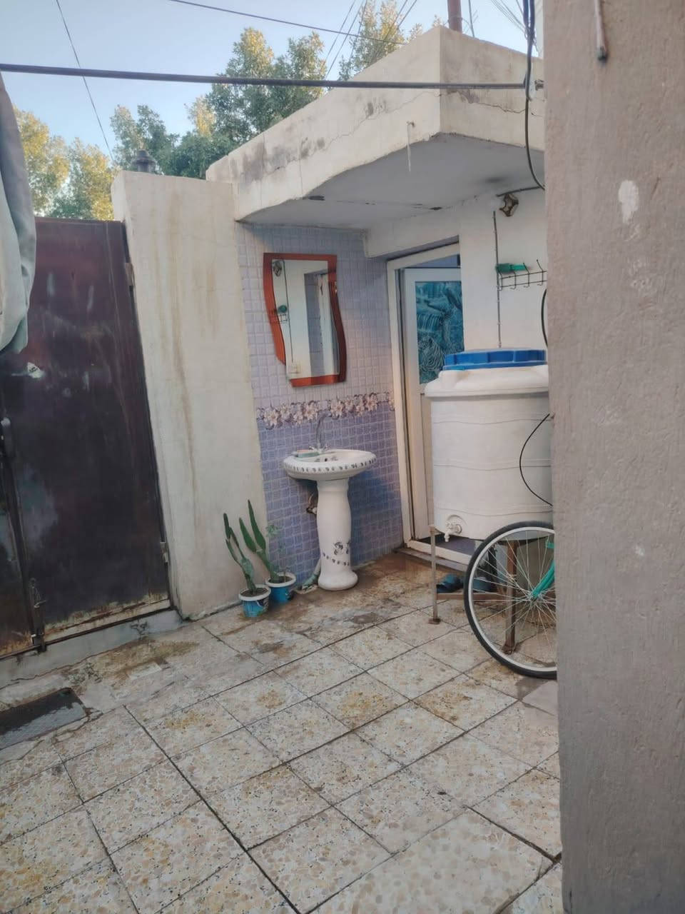 بيت للبيع ١٠٠ متر  5 × 20 حي الميلاد على ساحه منطقة ٤٥ خلف  شارع الحولي مباشرةً طابق واحد عكاده قرب أمجد ابو اللفات
يتكون من غرفه وصاله ومطبخ وإستقبال وحمام داخل وخارج جاي يشتغلون تبليط السعر ٦٨ وبي مجال
***********
