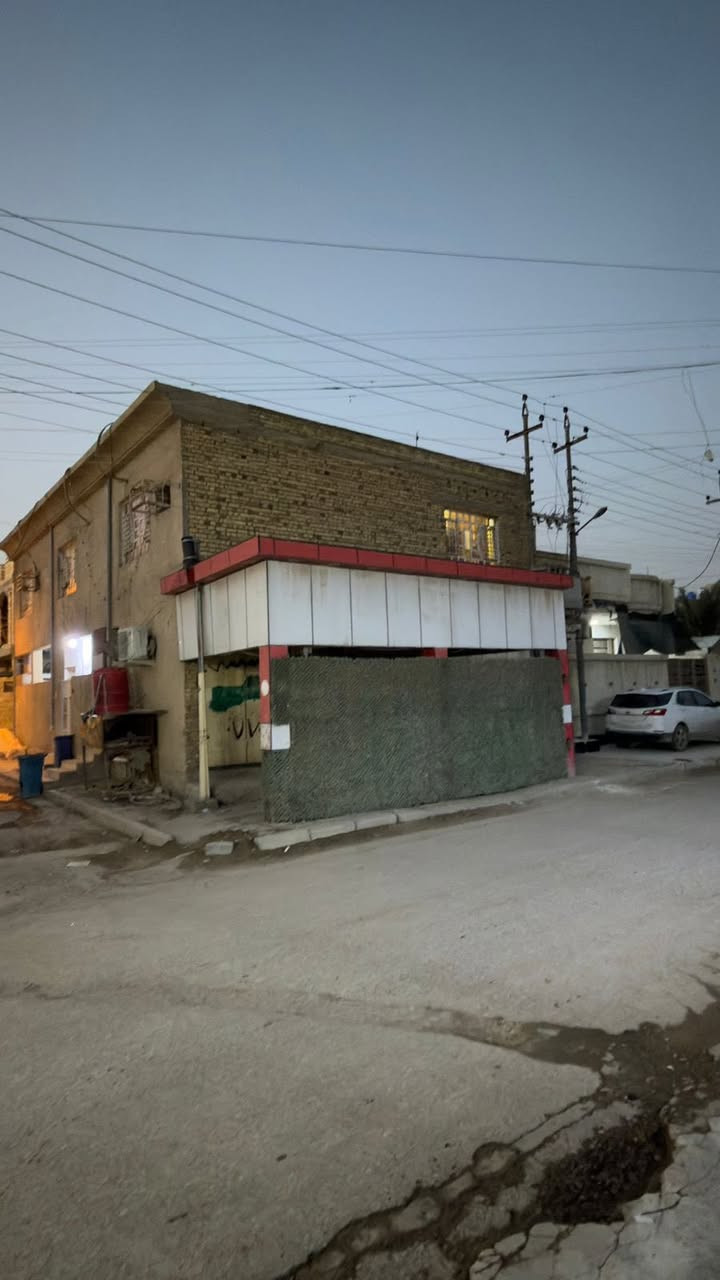 بنايه تجاريه للبيع
تحتوي على شقتين كبيرتين+ثلاث محلات
مؤجره بوارد شهري مليون دينار و موقع ممتاز 
العنوان : العرضات قرب النفق شارع حسينه ابو الفضل العباس (ع) مقابل اسواق سيد حسن 
للاستفسار الاتصال على : ***********
