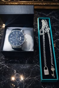 اجمع الآن بين الفخامة والذوق الرفيع ساعة عصرية بتصميم ناعم ⌚ مع سلسلة ...