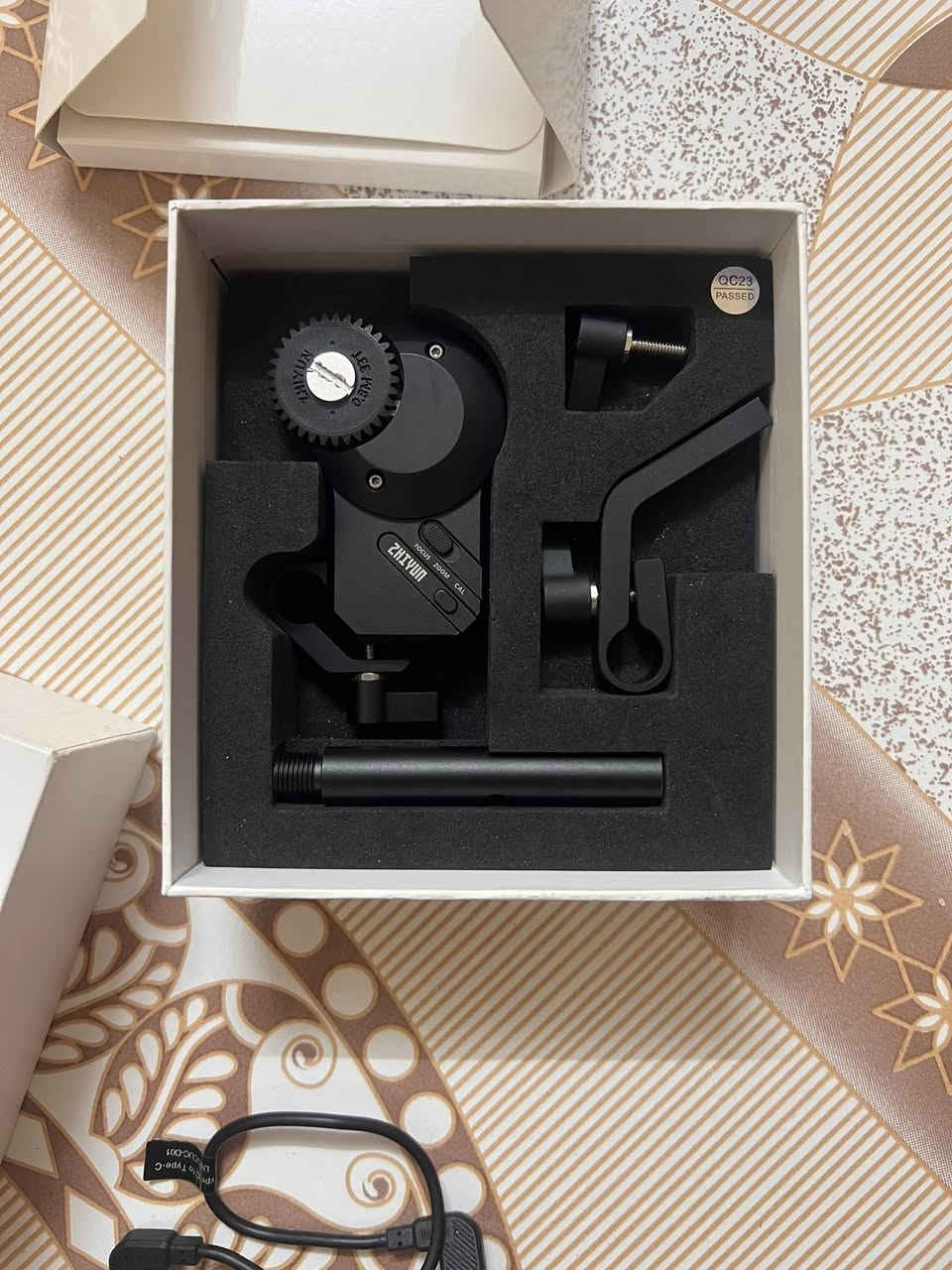 � للبيع: Zhiyun TransMount Focus/Zoom Control Motor 2.0
موتور فوكس وزوم احترافي من شركة Zhiyun، مخصص للكاميرات والـ Gimbal حتى تتحكم بالفوكس أو الزوم بدقة وسلاسة أثناء التصوير.

✅ الحالة: مستعمل ونظيف

✅ يعمل بشكل ممتاز

✅ مناسب لصناع المحتوى والمصورين وصانعي الأفلام

✅ يجي وياه ملحقاته الموجودة بالصورة

💰 السعر: (قيم سعره)

📍الموقع: (كركوك يوجد خدمة توصيل جميع محافضات العراق )

للاستفسار أو الشراء مراسلة خاص او واتس اتصال ***********.
