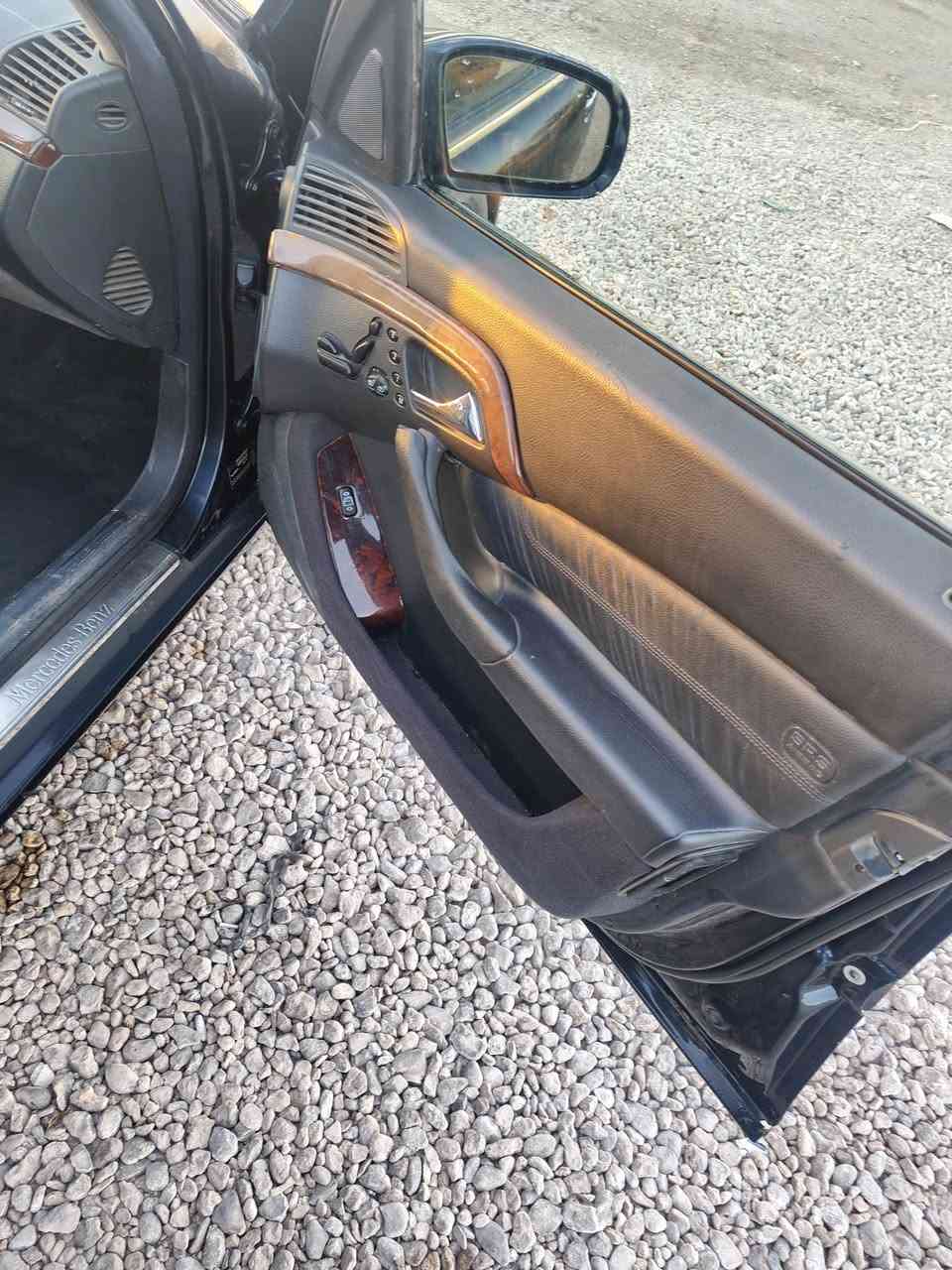 مرسيدس غواصة موديل 2000 للبيع اصوليه وسعره مناسب تحتاج ترتيب سعره 63 ورقة وبيه مجال بسيط  مكينة 6 
للاستفسار الاتصال ***********
