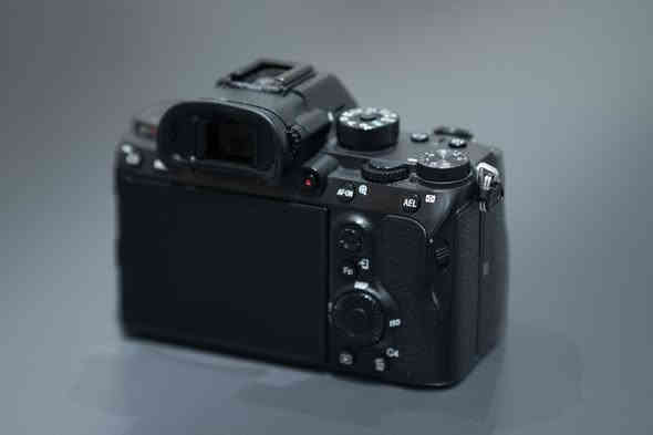 Sony A7R III نظيفة 100% بعدها بحالة الوكالة 

 

دقة خرافية 42 ميجابكسل

Full Frame BSI CMOS حساس
معالج BIONZ X السري

صوير متواصل حتى 10 إطارات بالثانية

لثبيت بصري 5 محاور للتصوير الثابت

ظام فوكس 567 نقطة لتتبع دقيق وسريع

فيديو 4K UHD بجودة مذهلة

شاشة لمس متحركة + واي فاي وبلوتوث + ملحقات الكاميرا كارتون وشاحنة

الشتر 70k فقط

السعر 1600 وبيها مجال بسيط

للتواصل ***********

الكاميرا جدا ممتازة للصور ثم الفيديو - مكاني البصرة
