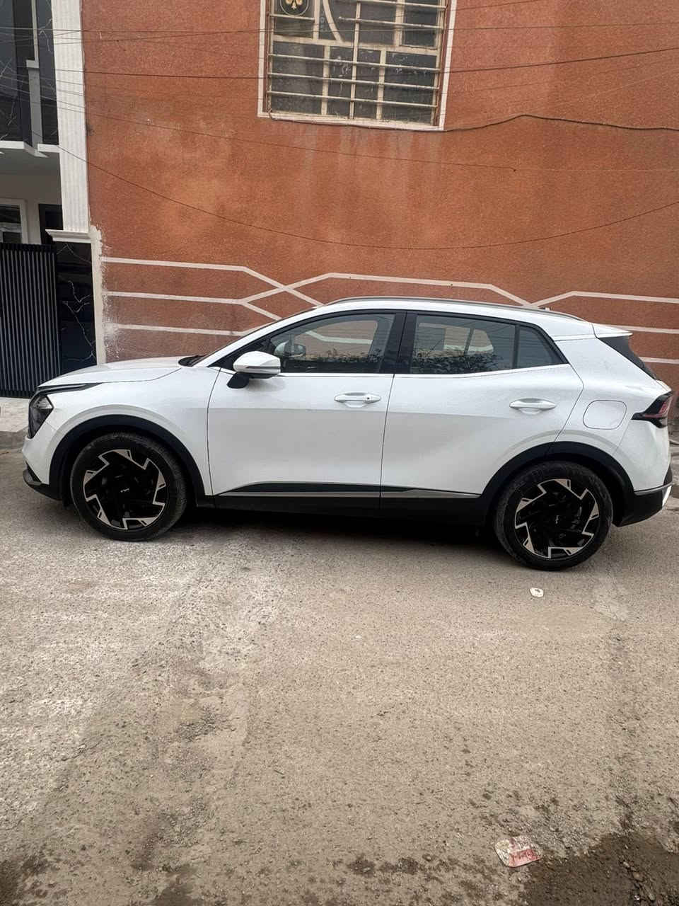 السلام عليكم  سبورتج 2023
دولية ماشية 37.         مواصفات بصمة
تحكم ستيرن كامل 
شفتات 
حساس امامي خلفي
كامرة دوارة السيارة 
ارضية جلد
تبريد قطعتين 
شاشة متصلة
ويل 19 
تخم تاير جديد
باتري جديد قبل شهرين شديتة وية التايرات
السيارة مكفولة ماعدة شخط بالباب الخلف السائق علىً كد شبر
والسيارة خير من الله مال بيت وممتعوبة وجاهزة الله شاهد
السعر 223 
للاتصال ‭***********
