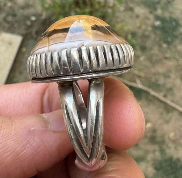 يالله اللهم صلي على محمد وال محمد السلام عليكم شباب خاتم جزع كبه نادر كلش مصور توصير واضح الخاتم درجه اولة من نوادر. صياغه ثقيله صياغه الشمري الخاتم خشن وراهي وجبير فد شي جميل كلش. قياس الخاتم 24 السعر والتفصيل اكثر خاص او على وات ساب رقم وات ساب(‭0776 592 8747‬) يوجد توصيل ال جميع محافظات العراق اخوكم حسن عدنان🫡
