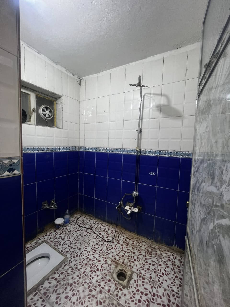 #مكتب_ابوسيف_للعقار_بيع_شراء_ايجار_تعقيب_هدم_تقييم
السلام عليكم 
يستمر مكتبنا بتوفير العروض الى زبائننا الكرام 

يعلن مكتبنا عن توفر مشتمل حديث مدخل واحد للإيجار 

المساحة  (٧٠) متر 
يحتوي على ؛
الطابق الاول
كراج  صغير واستقبال وحولي مطبخ ومنور وخدمات وغرفة نوم
الطابق الثاني
غرفتين نوم وخدمات 

العنوان /الشعب @@@التجار الثانية@@مقابل جامعة الامام الكاظم@@@

السعر للإيجار  (٦٠٠) ألف 

للاستفسار زيارة مكتبنا الكائن في ألشعب شارع الاسواق المركزية مقابل جامعة الامام الكاظم  
او الاتصال على الأرقام التالية؛
*********** 
***********
او التواصل على البرامج التالية؛
ماسنجر واتساب
