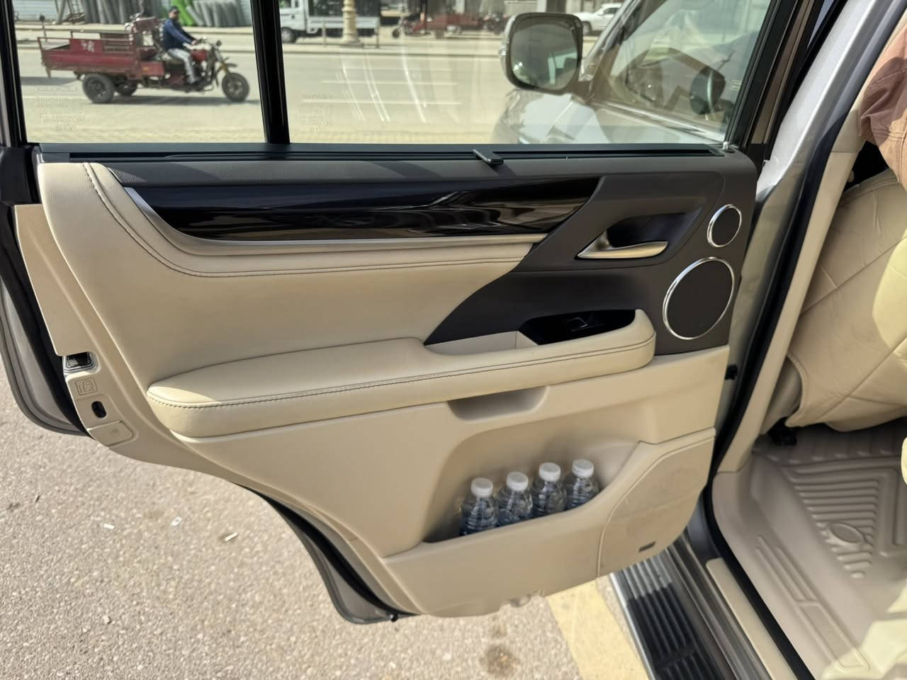 السلام عليكم للبيع موديل 2016 جديدة لوك وكاملة ومكفولة عدى الدعامية بيها رش جمالية ماشية 125 الف حقيقي ومغلفة درجة اولى للاستفسار ***********
والسعر 565 وماكو جديد هذا سعرها
