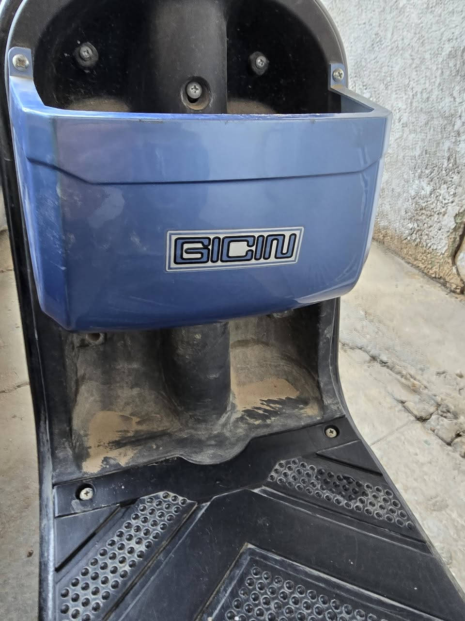 دراجه ٤ بطارية مستعمله قليل اخت الجديده ماخذهة ٤٥٠ الف فقط بيهة ٢ بطاريه ضعيفه سعرهن ٥٠ الف السعر ٣٠٠ الف وبيهة مجال مكان الخالص ***********
