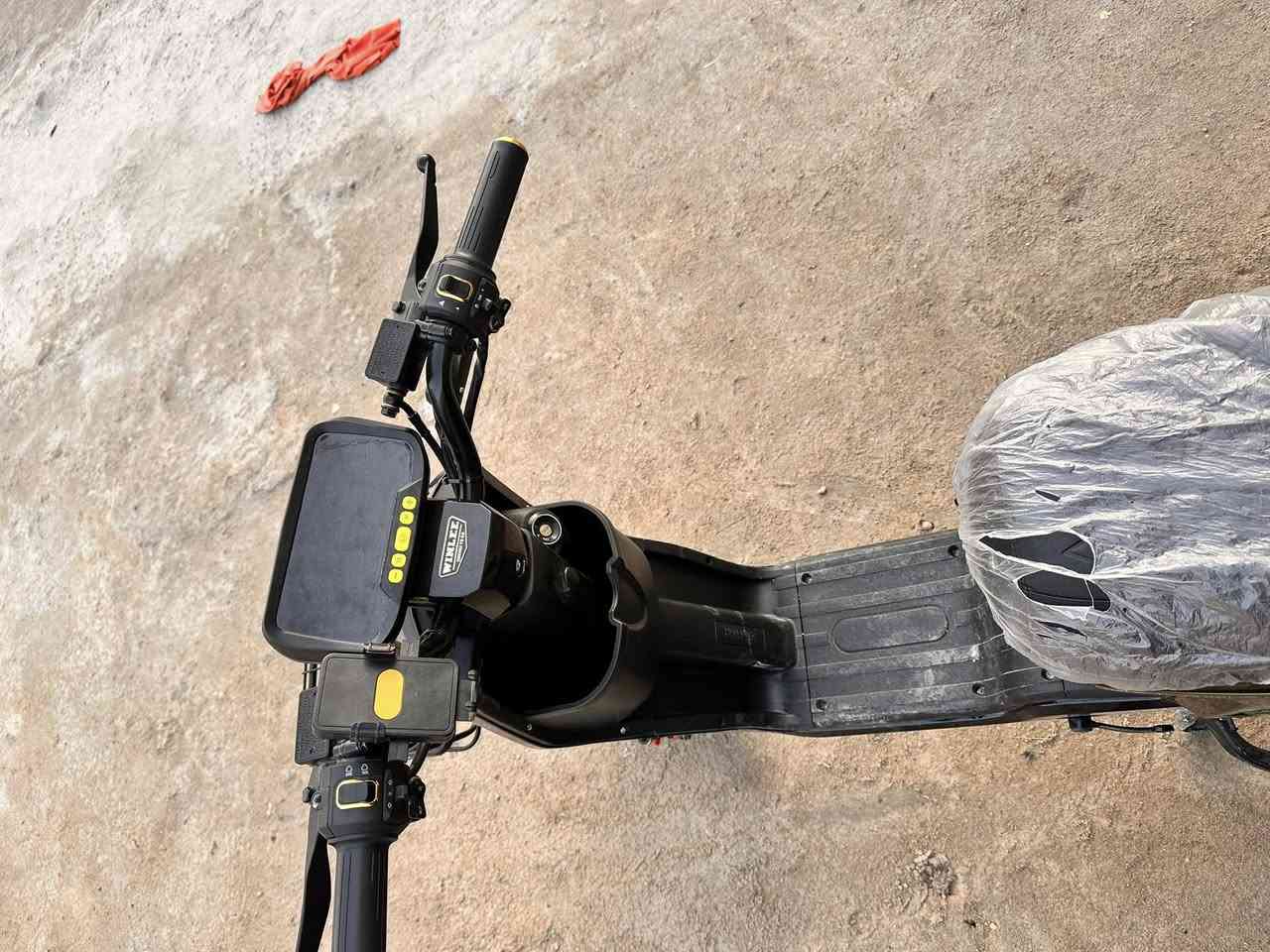 دراجه شحن R9موديل 26 البيع جديده استعمالها 15 يوم فقط 
سرعتها 109 سرعه الحقيقيه 80 الى 85
موصفاتها 4 نمر شغله سويج وبصمه وكارت 
تحتوي ع 5 بطاريات بريك امامي وخلفي بل البكان دبل اشاره 
كهربايات شغله كامله 
بيها فقط طخه بل الكفرات صفح زلق بصيط 
تتحمل  وزن 150 
سعر 600 وبي مجال 
مامتعوبه منل البيات المحل 
العنوان البصره الهارثه 
التواصل ***********  وتساب وتصال شريحه شغال
