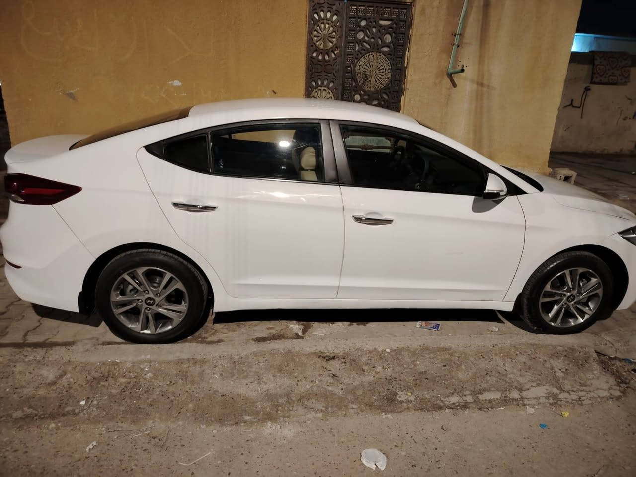 السلام عليكم سياره للبيع سياره جاهزه من كلشي سياره مكينه ٦ ميه دوش موديل 217 سياره خليجي لسعر 120 و بيهه مجال بسيط لعلوان البصره لرقم ***********
