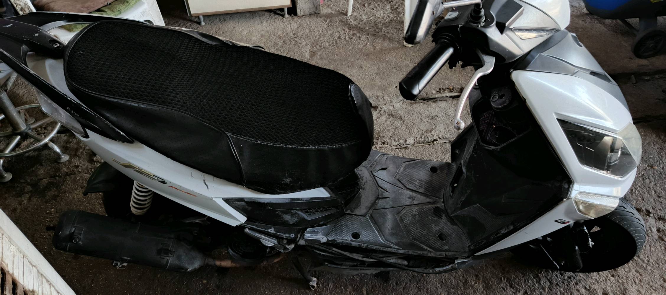 دراجة سكوتر بيضاء اللون بحالة جيدة. التصميم عملي ومناسب للتنقل داخل المدينة بكل راحة. توجد بعض الخدوش البسيطة والاستخدام السابق كان محدود. جاهزة للاستخدام مباشرة ودون مشاكل كبيرة. مناسبة لأي شخص يبحث عن وسيلة نقل اقتصادية ومرنة.