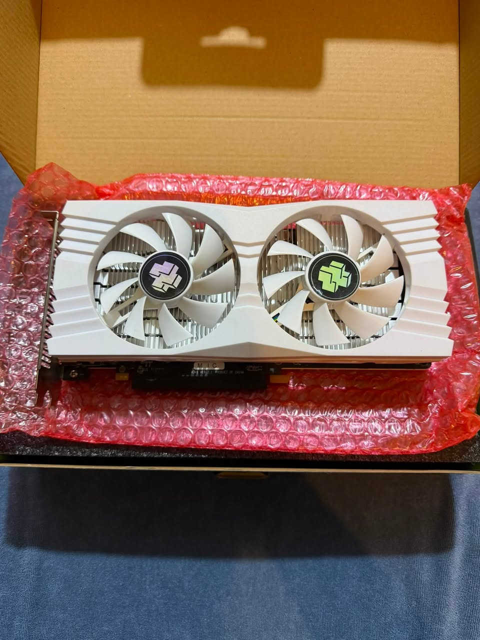 كارت شاشة rx 580 نسخة 8gb النظافة موضحة بالصور للتفاصيل والسعر مراسله الخاص او الواتساب *********** توصيل متوفر لجميع المحافظات المكان بصرة.
