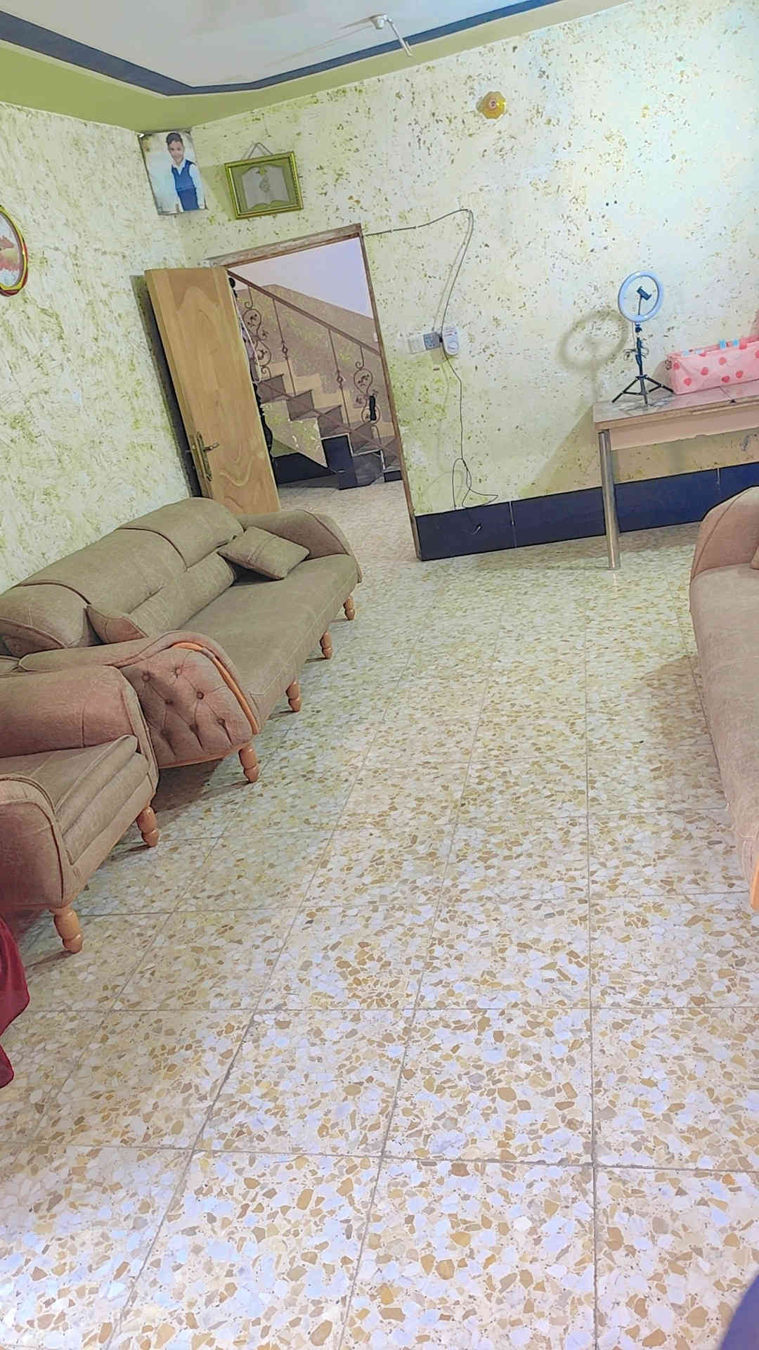 دار لبيع ابو خستاوي شارع الغسل مساحته 140م قريب على شارع كربلاء  طابقين يحتوي على غرفتين وصاله واستقبال ومطبخ وحديقه وسطحين سعره 55 مليون وبي مجال بسيط الاتصال بلرقم ***********
