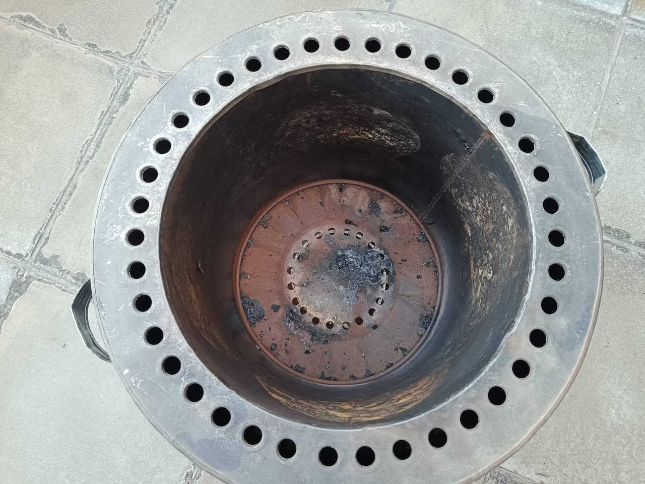 سلام عليكم غراض لبيع مثل ما موضح بالصورة
طباخ شوف العين مثل ما موضح بالصورة شغال وابيع عله شغل 

ميز بلازمه ما مستخدم جديد 
الاسعار التنور 30 قفل 
الميز 50 قفل 
المكان بغداد الغزاليه شراي تفضل خاص وسهله 
***********.
