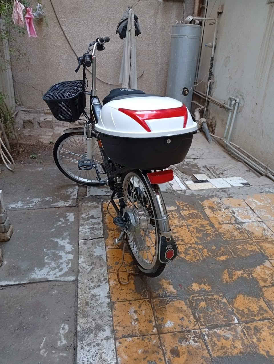 دراجه شحن بطاريات ليثيوم ريموت كنترول مصباح امامي هورن سرعه بطئ ووسط وسريع نضيف جدا أستعمال قليل سعر 400 مكاني المنصور الاربع شوارع ***********
