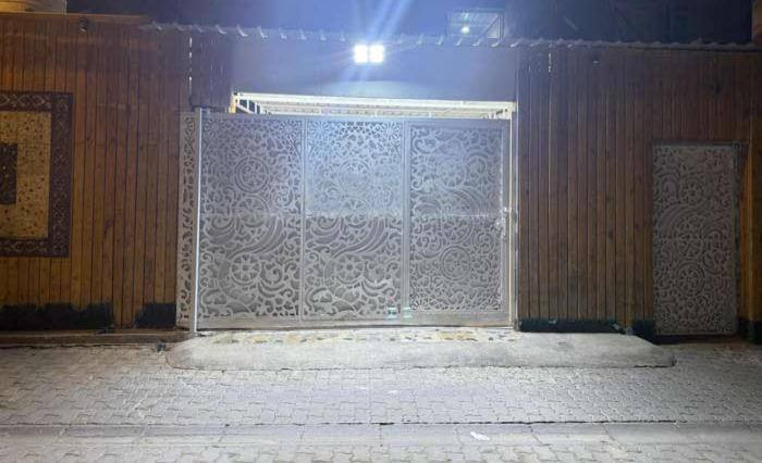 اعلان رقم 2
منزل اسثماري يحتوي على شقتين كل وحده 100متًر الشقق كل وحده تحتوي على غرفه وصاله وصحيات
البيت الارضي يحتوي على 4غرف منام
ويحتوي على صاله واستقبال
وصحيات 
البيت طابو صرف 
القبله حي الجامعه قرب مستشفى طفل سعر البيت 360 قابل للتفاوض
*********** الإستفسار
