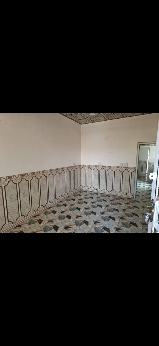 دار للايجار طابق ثاني يتكون من استقبال ومطبخ وموزع وغرفة نوم عدد 1 العنوان تكريت القادسية حي التأهيل قرب مسجد السلام ومحلات زيوت الرحمة مبلغ الايجار 200 بي مجال قليل للتواصل ***********
