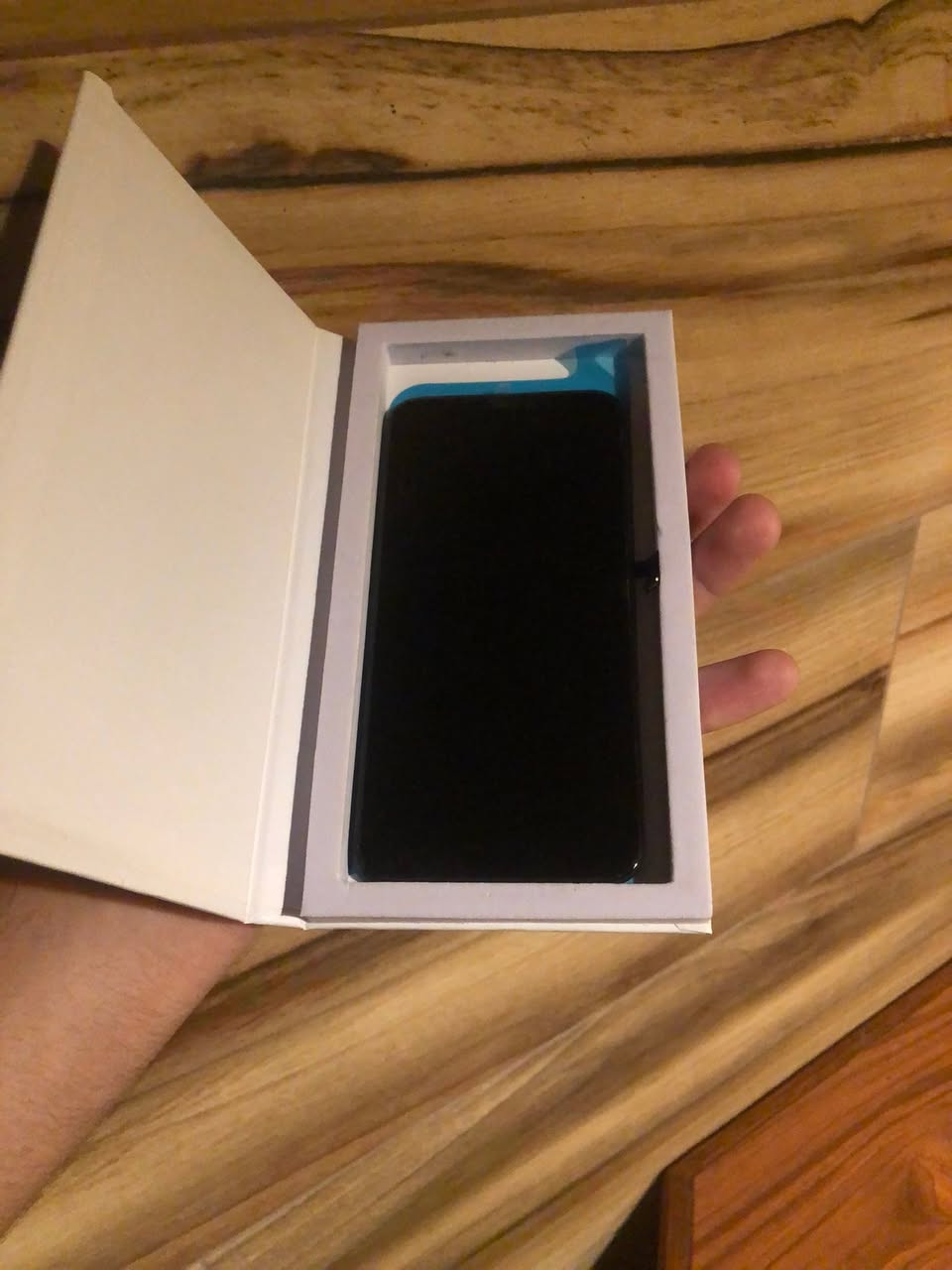 السلام عليكم .
شاشة iPhone 11 Pro 
ايفون 11 برو فقط مو برو ماكس.
اصلية وكالة شرط.
غير مستخدمة الليبلة بيهه .
اللوان و وضوح و لمس بلادي .
كبس بلادي .
ويجي لاصق تحت الشاشة ينلصق يمنع دخول الماء.
السعر خاص 
هـ.  00757107618
موجود فيس بوك و واتس اب واتصال.


**إذا كنت صاحب هذا الإعلان وتريد حذفه لأي سبب، رجاءا أرسل رسالة إلى الدعم الفني**