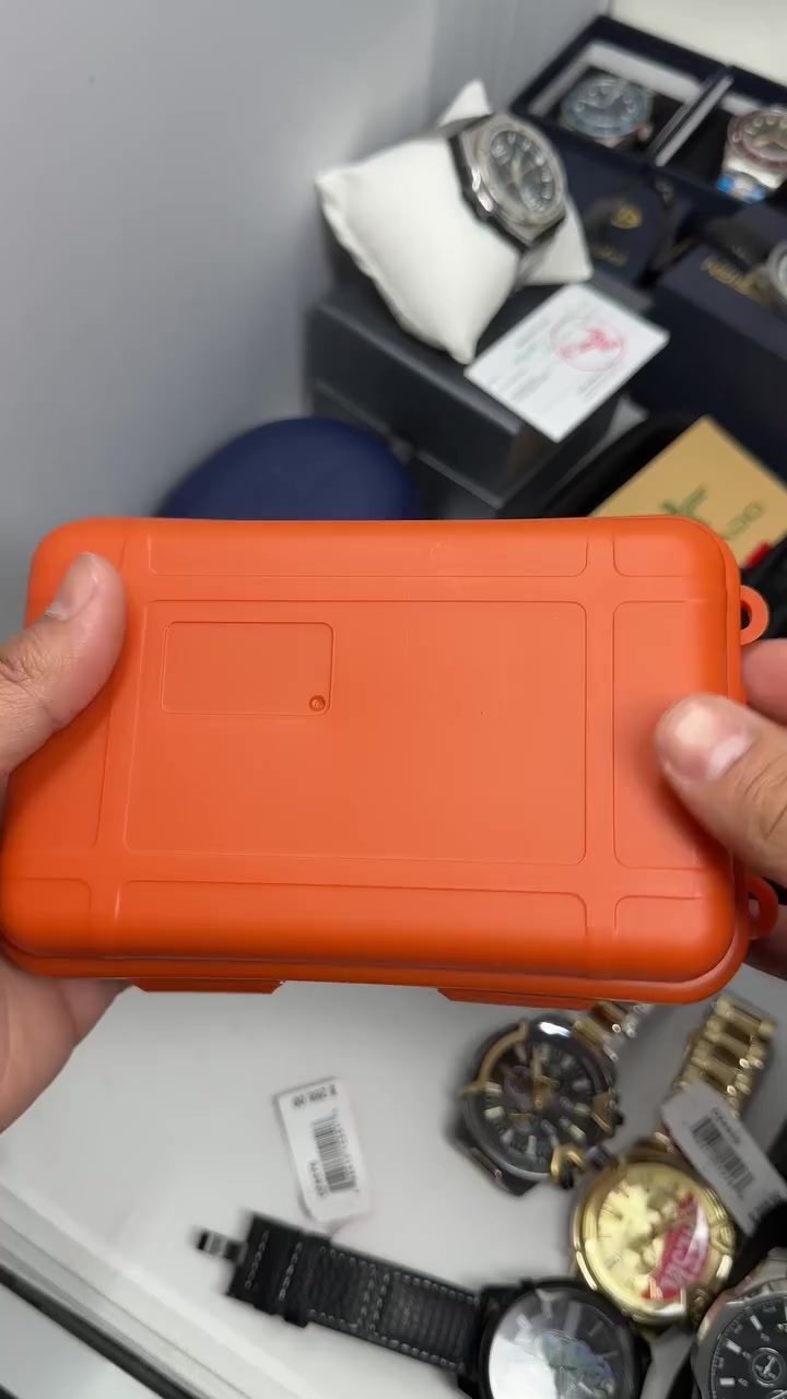 تبدو هذه الساعة من العلامة التجارية Vakuy Rigas، وهي ساعة كوارتز تجمع بين التصميم الكلاسيكي والميزات العصرية. تتميز الساعة بمينا (وجه) بلون عاجي أنيق مع مينا فرعية لعرض اليوم والتاريخ. 
Yahoo!フリマ
Yahoo!フリマ
 +1
المواصفات الرئيسية
المحرك (Movement): تعمل بمحرك Seiko VH64 من نوع "Sweep Second"،  ياباني والذي يتميز بحركة عقرب الثواني الانسيابية الشبيهة بالساعات الميكانيكية بدلاً من الحركة المتقطعة التقليدية لساعات الكوارتز.
الهيكل: يبلغ قطر علبة الساعة حوالي 40 ملم وسماكتها 10 ملم.
الحزام: تأتي بحزام جلدي باللون الجملي  (Camel) مع خياطة بارزة.
ميزات إضافية: مزودة بزجاج مقبب (Bubble Mirror) وعقارب مضيئة في الظلام (Luminous).


**إذا كنت صاحب هذا الإعلان وتريد حذفه لأي سبب، رجاءا أرسل رسالة إلى الدعم الفني**