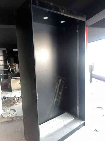 كناتير بابو غريب بعرب جلوب بيع شلع لو ٥ كناتير لو ٦ تجي بس رفوف واضاءة بدون ابواب طول مترتين و٤٠ عرض  متر و ٢٥ ب٧٥ 
***********
