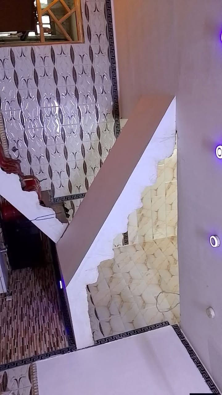 بيتي \
زراعي \ سند 25 .... العبيدي الرئاسه
شارع 20 ... قرب مجمع الببسي
المساحه 200 متر
طابق ونصف
الارضي ...\ 2 غرفة نوم
صاله بمساحه واسعه 7× 6 متر
استقبال ... مطبخ ... حمام ... كراج كبير يتسع لسياره واكثر
الطابق العلوي ...\ غرفتين نوم + صاله .. حمام
ملحق محل غير مكتمل البناء
الخدمات \ مجاري ماء كهرباء . نت.. ماعدى التبليط 
السعر 130 بي مجال للشراي
المراسله على الواتساب  ***********  غير متواجد على الفيس
تحياتي
