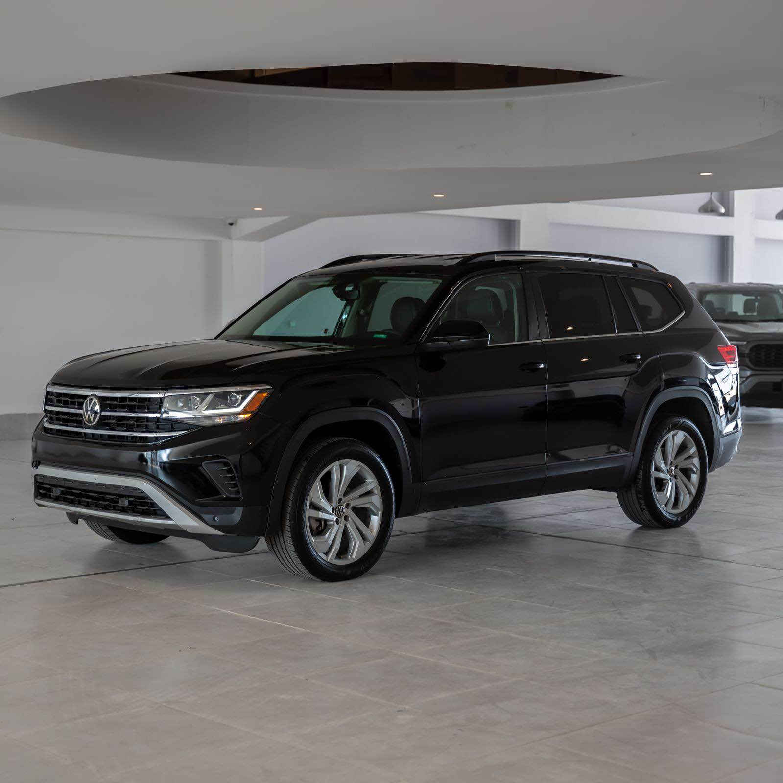 سڵاوتان لێبێت 
Volkswagn atlas 2023 v6 se
سەیارەکە ٣١،٠٠٠ مایڵ ڕۆشتووە و بێ بۆیاخە ڕەقەم کاتیە گێڕ و مەکینەی بەشەرت سەیارەیەکی زۆر جوان و تازەیە هەموو گیانی بەشەرت 
مواصفات:

١. بزوێنەر و گێڕ (Engine & Performance)
• بزوێنەر: 6 پستۆن (V6) بە قەبارەی 3.6 لیتر (سروشتی، بێ تۆربۆ - Atmospheric).
• هێزی بزوێنەر: 276 ئەسپ (Horsepower).
• زەبر (Torque): 361 نیوتن-مەتر.
• گێڕ: 8 خێرایی ئۆتۆماتیک (Tiptronic) لەگەڵ ئەگەری گۆڕینی دەستی.
• سیستەمی پاڵنەر: بە شێوەیەکی گشتی یان پاڵنەری پێشەوەیە (FWD)
• توانای ڕاکێشان (Towing Capacity): دەگاتە نزیکەی 2,268 کیلۆگرام (5,000 lbs).
٢. مواسەفاتە دەرەکییەکان (Exterior Features)
• لایتەکان: لایتی پێشەوە و دواوە بە تەواوی LED، لەگەڵ سیستەمی داگیرسانی ئۆتۆماتیکی لایتی بەرز و نزم.
• ویلەکان: ویلی ئەلەمنیۆم بە قەبارەی 18 ئینج یان 20 ئینج (بەپێی پاکێجی SEەکە).
• جام و ئاوێنەکان: ئاوێنەکان کارەبایین و سیستەمی گەرمکەرەوەیان (Heated Mirrors) هەیە، لەگەڵ جامی تاریکی دواوەی شەریکە.
• سندوق: سندوقی دواوەی کارەباییە (Power Liftgate) کە لە ڕێگەی سویچ یان دوگمەوە دەکرێتەوە.
٣. مواسەفاتە ناوخۆییەکان و ئارامی (Interior & Comfort)
• کوشنەکان: 3 ڕیز کوشن (شەو حەوت سەرنشینە)، کوشنی پێشەوە کارەباییە و سیستەمی گەرمکەرەوەی (Heated Seats) هەیە. پێستی کوشنەکان لە جۆری V-Tex (پێستی دەستکردی کوالیتی بەرزە).
• سپلیت و فێنککەرەوە: سیستەمی سپلیتی ئۆتۆماتیکی سێ ناوچەیی (Climatronic)، کە ڕێگە بە سەرنشینانی دواوەش دەدات پلەی گەرمی خۆیان کۆنتڕۆڵ بکەن.
• شاشە و مۆڵتیمیدیا:
• شاشەی سەرەکی بە قەبارەی 8 ئینج کە سیستەمی Apple CarPlay و Android Auto بە وایەر و بێ وایەر پشتگیری دەکات.
• شاشەی پشت سوکان (Digital Cockpit) کە دیجیتاڵییە و زانیارییەکانی لێخوڕین پیشان دەدات.
• شەحن: چەندین پۆرتی USB-C بۆ ڕیزی پێشەوە و دواوە، لەگەڵ سیستەمی شەحنی بێوایەر (Wireless Charging).
٤. سیستەمی سەلامەتی و یارمەتیدەری شۆفێر (Safety & IQ.DRIVE)
نرخ:٢٨٧ وەرەقە و کەمێک مەجال
ژمارەی مۆبایل:***********
WhatsApp&Viber✅ السليمانية, العراق
