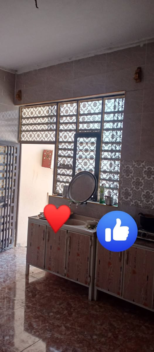 السلام عليكم بيت مساحه 190 متر طابو زراعي سند 25 رسمي موقع تقاطع الساده نهر الشيخ قرب جامع صراطه المستقيم بناء حديث درجه اولى طابقين غرفتين فوك صاله مطبخ حمام تواليت جوه غرفتين النوم استقبال صاله مطبخ وحمام بناء جديد السعر السعر 100 وبي مجال اخوكم العقار غانم العزاوي *********** واتساب هم
