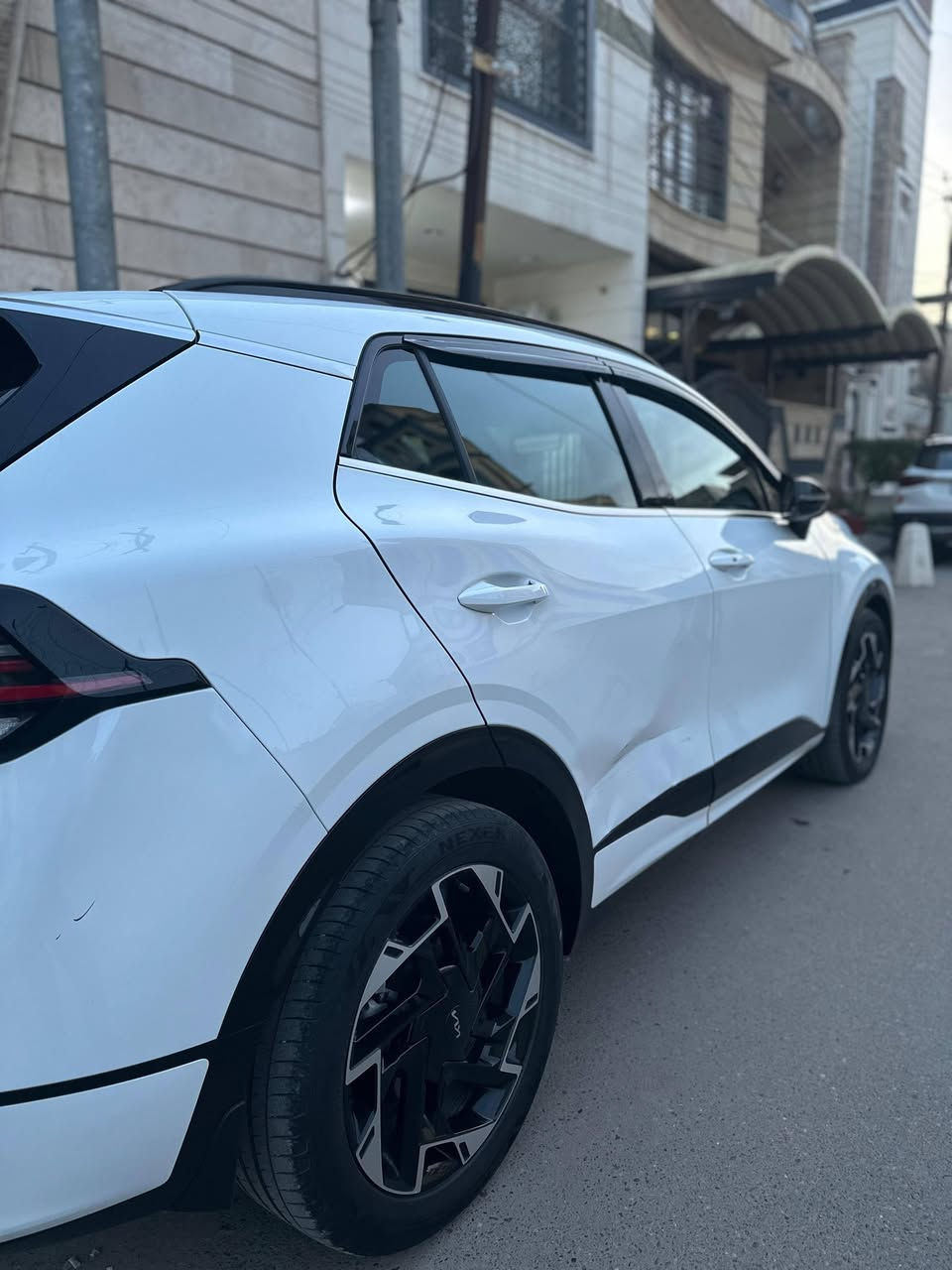 وَقُلِ اعْمَلُوا فَسَيَرَى اللَّهُ عَمَلَكُمْ ﴾
🔹 للبيع – Kia Sportage GT-Line 2024 وارد خليجي
الفئة الأعلى GT-Line – مواصفات كاملة
▪️ الموديل: 2024
▪️ الوارد: خليجي
▪️ الممشى: 41,000 كم
▪️ اللون: (ابيض )
▪️ الضمان: ضمان دولي ساري

#السعر 26.5 وبيها مجال بسيط 
الله يعمر #حلالكم
🔸 الصيانة:
تبديل دهن فقط لدى شركة Kia حصراً، وجميع الوصولات موجودة.
🔸 الملاحظات:
السيارة فيها حادث (مذكور بالصورة بكل شفافية) ولم يتم اللعب أو التلاعب بها، والحمد لله الضرر واضح ومبين.
🔹 المواصفات (GT-Line فل كامل):
✔️ شاشة كبيرة مع نظام ملاحة
✔️ كاميرات 360 درجة
✔️ حساسات أمامية وخلفية
✔️ فتحة سقف بانوراما
✔️ مقاعد جلد رياضية
✔️ تشغيل بصمة
✔️ رادار أمامي وأنظمة أمان متقدمة
✔️ جنوط رياضية قياس كبير
✔️ إنارة LED كاملة
✨ السيارة نظيفة جداً، استخدام شخصي، محافظة عليها، جاهزة للفحص بأي مكان.
✨ فرصة لمن يبحث عن سيارة شبابية، عملية، واقتصادية بنفس الوقت.
📍 الموقع: (الكراده /متواجد صباحا )
📞 للتواصل: (***********)

فقط اتصال اجيب اي مسج اسف
