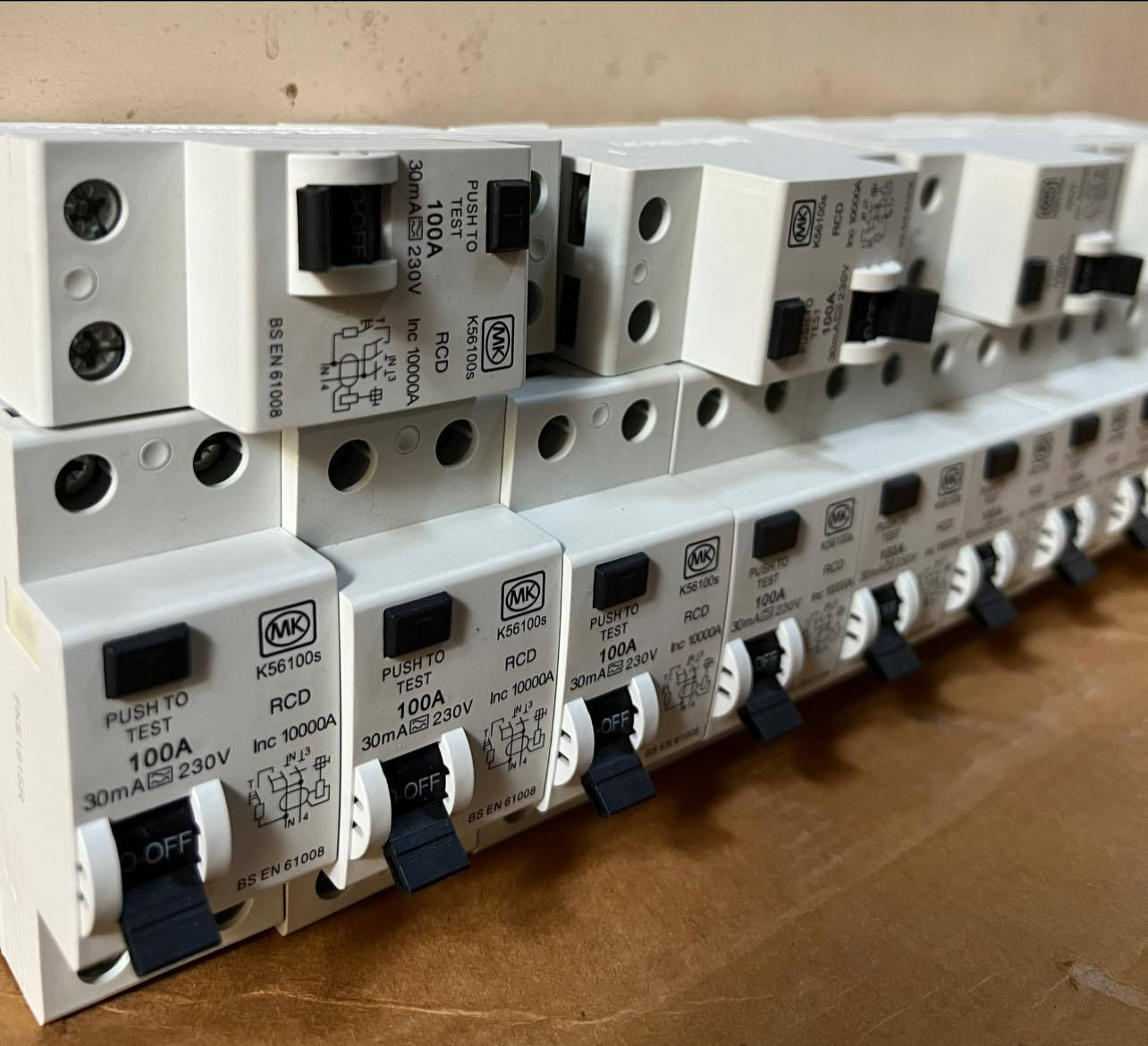 السلام عليكم يتوفر 
جوزه ايرثكج ثنائي Mk ١٠٠ أمبير 👈 ٨ الاف 
توجد خدمه توصيل الجميع المحافظات ***********
