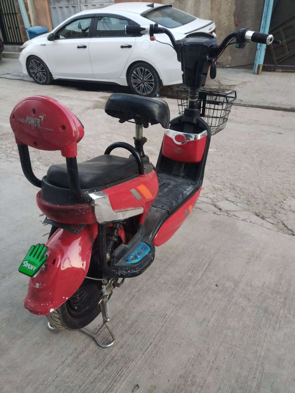 السلام عليكم دراجه شحن نضيفه وكامله كلشي شغال حجم 14 وياه شاحنه وبصمه وسويج

السعر 200 الف 
العنوان بغداد الامين الثانيه 
***********
